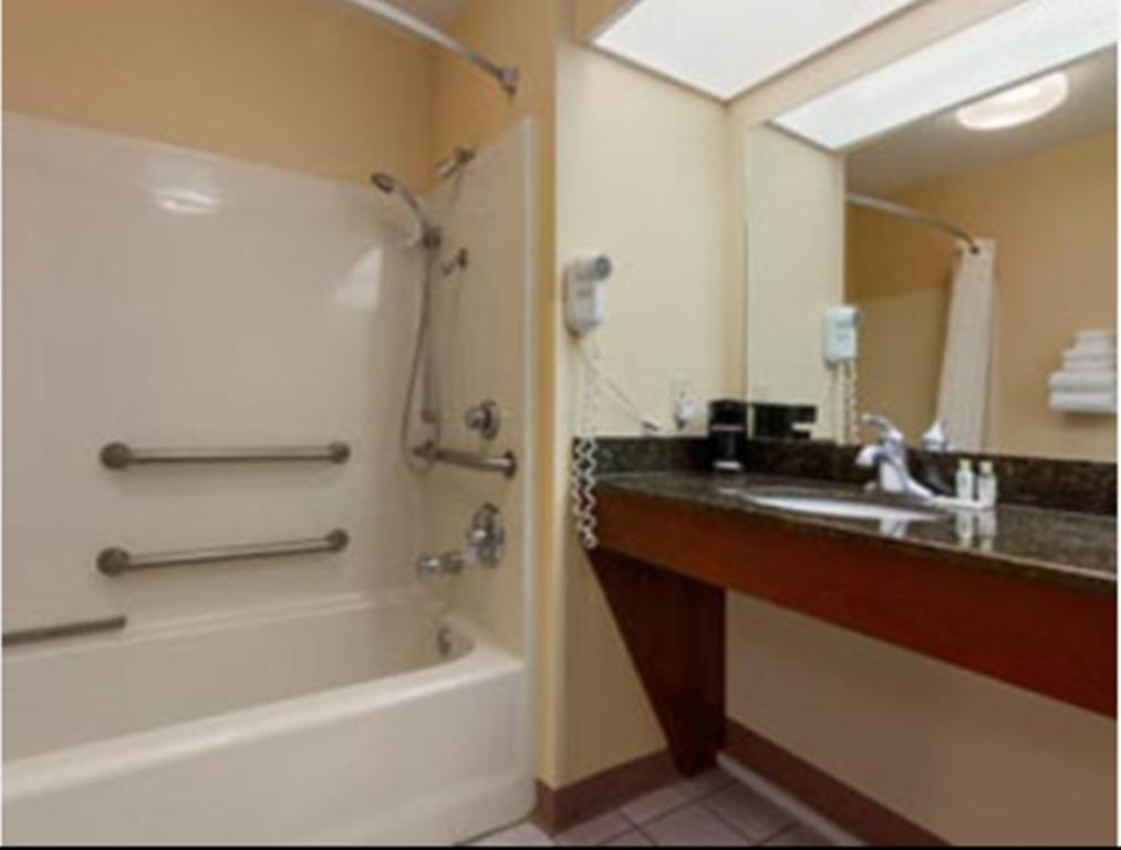 Baymont By Wyndham Sanford Hotel Room photo